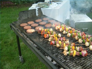 article-new-thumbnail-ehow-images-a02-70-lm-decorate-yard-summer-barbecue-800x800