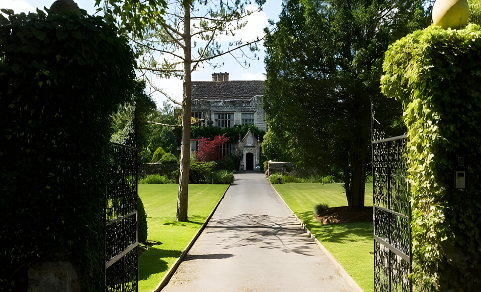 Smallfield Place In Surrey For Weddings - Best Venues London